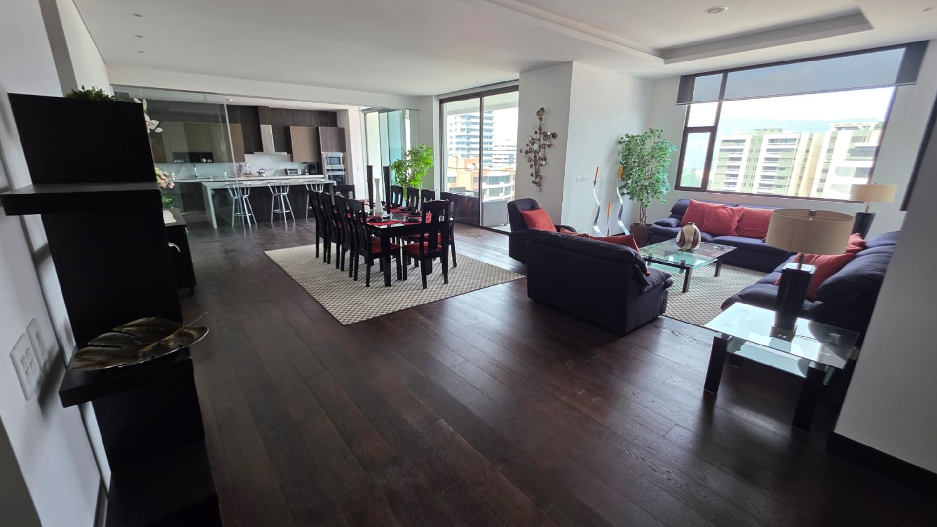 Lujoso apartamento con habitación de servicio en zona 14 Ref-5845 