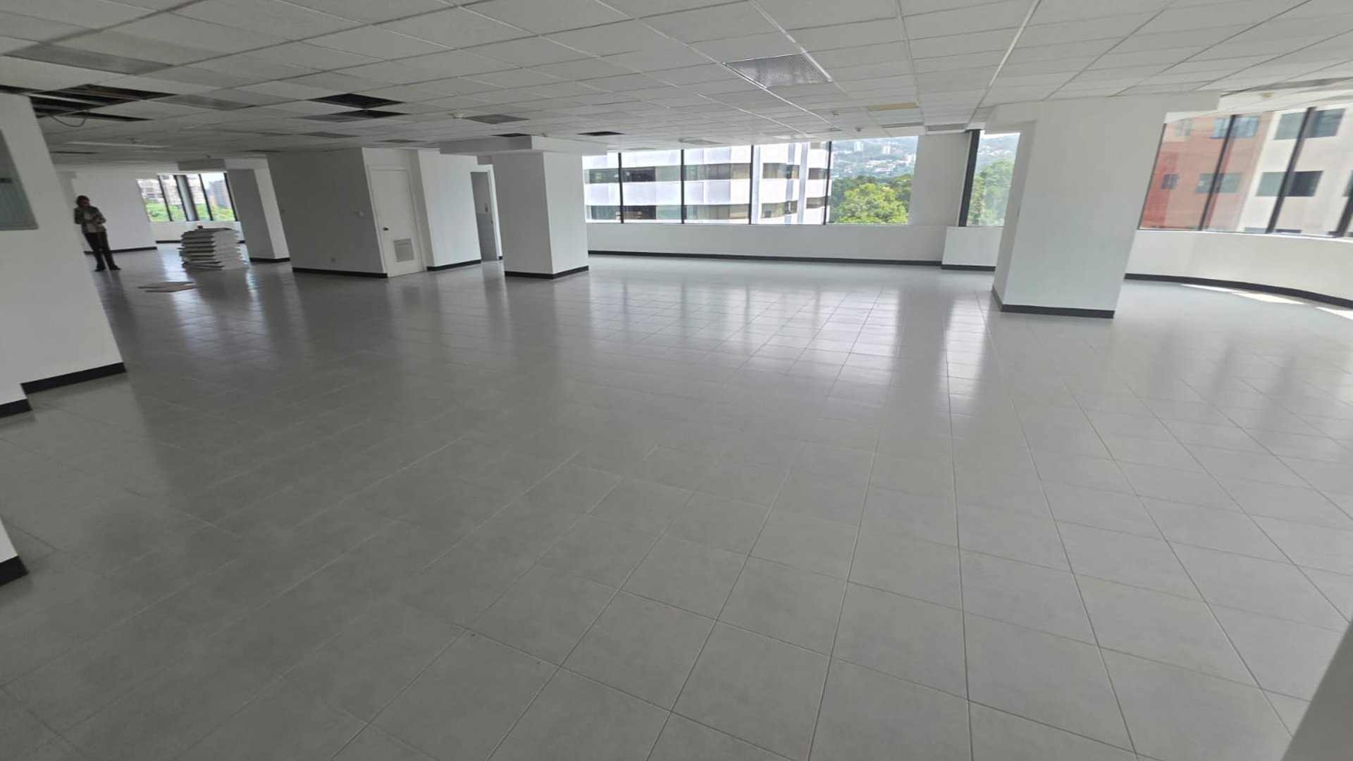 Oficina en renta - nivel medio - 955M2 en zona 14 Ref-5286 - Miniatura 4