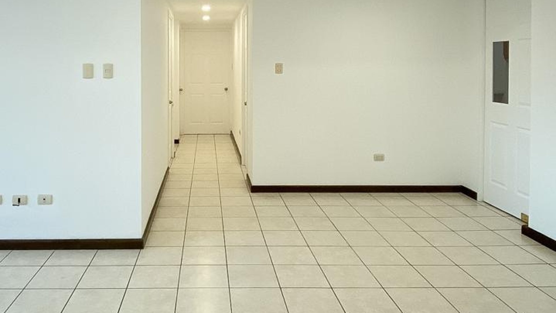 VENTA DE CÓMODO APARTAMENTO - VILLAS DE SAN ISIDRO, ZONA 16 - Miniatura 2