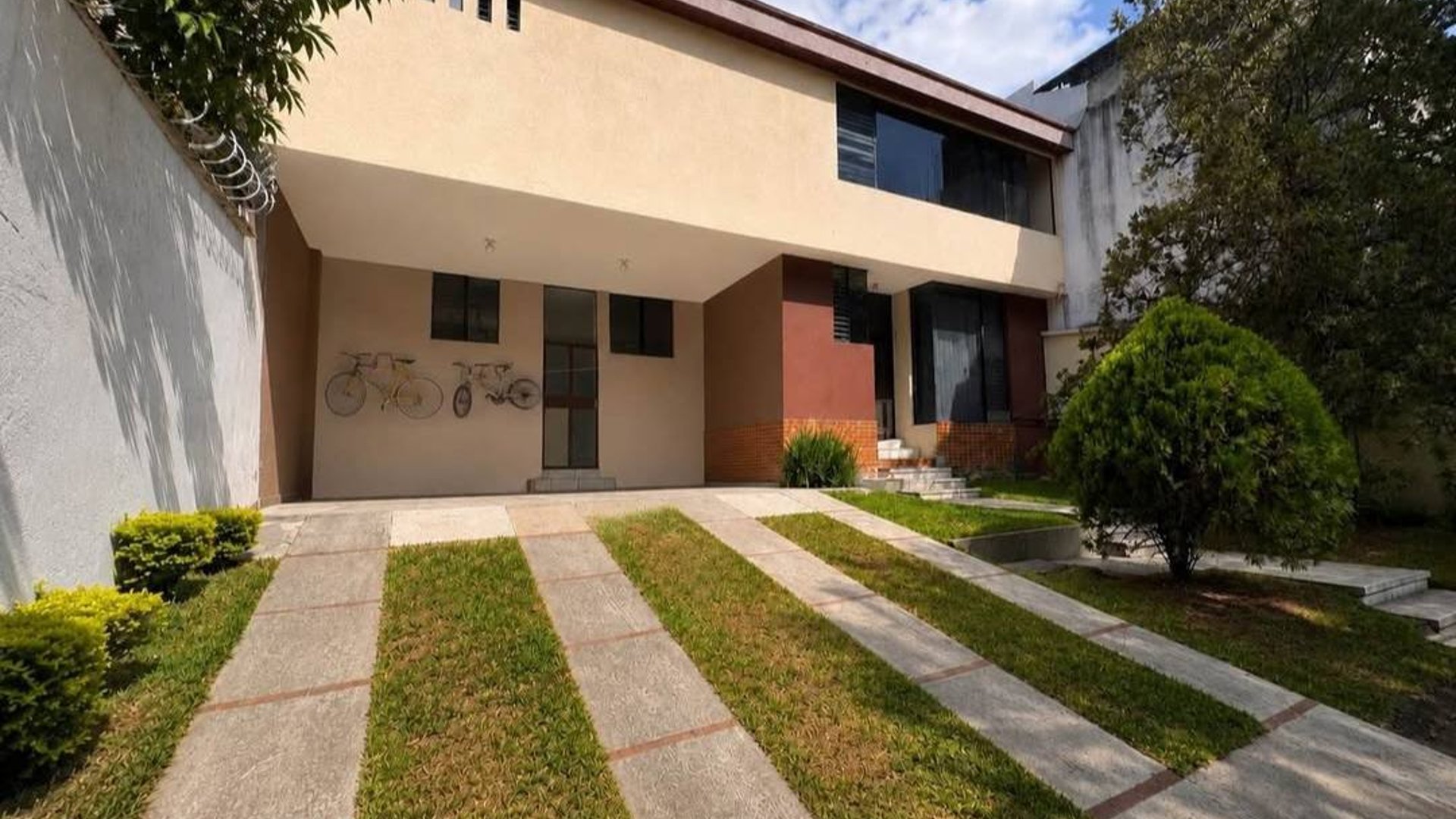 Casa en venta en Mixco zona 1 Colonia Las Hojarascas - Image 1