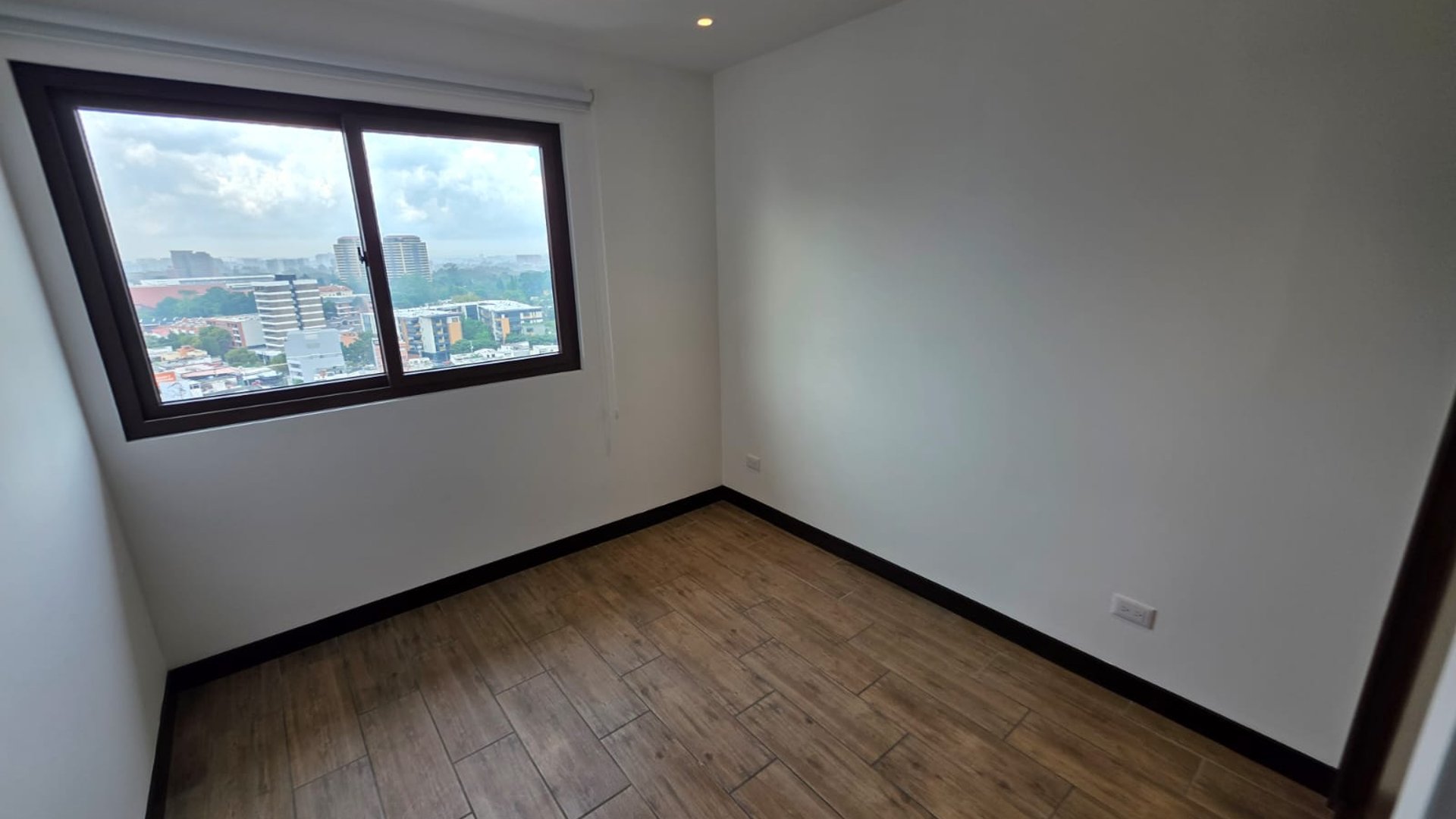 Apartamento en renta Diagonal 6 zona 10 - 3 habitaciones Ref-5925 - Miniatura 2