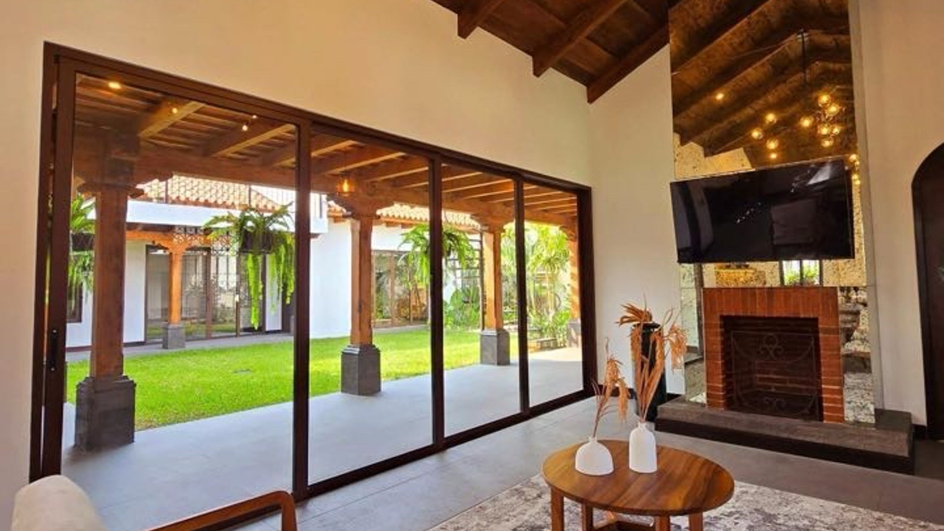 CASA EN VENTA EN ANTIGUA GUATEMALA - Image 1