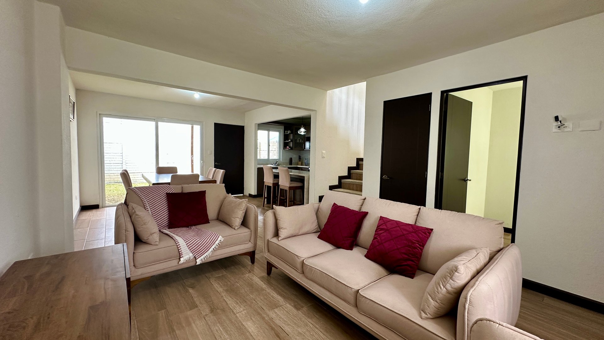 Moderna Casa de 2 Niveles en Venta, San José Pinula | Q675,000 - Image 1