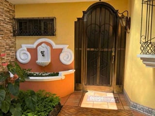 CASA  EN VENTA ESTILO COLONIAL,📍sobre 20 calle Z. 10, fuera de garita - Image 2