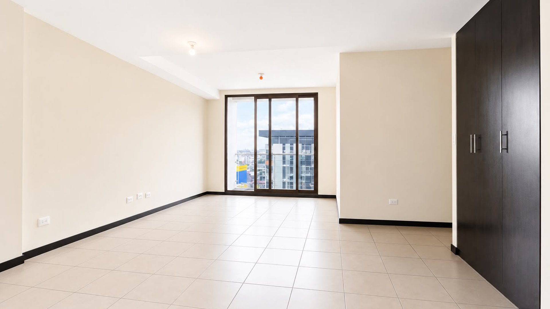 Apartamento en Renta en Torre Barcelona, Zona 9 - Image 1