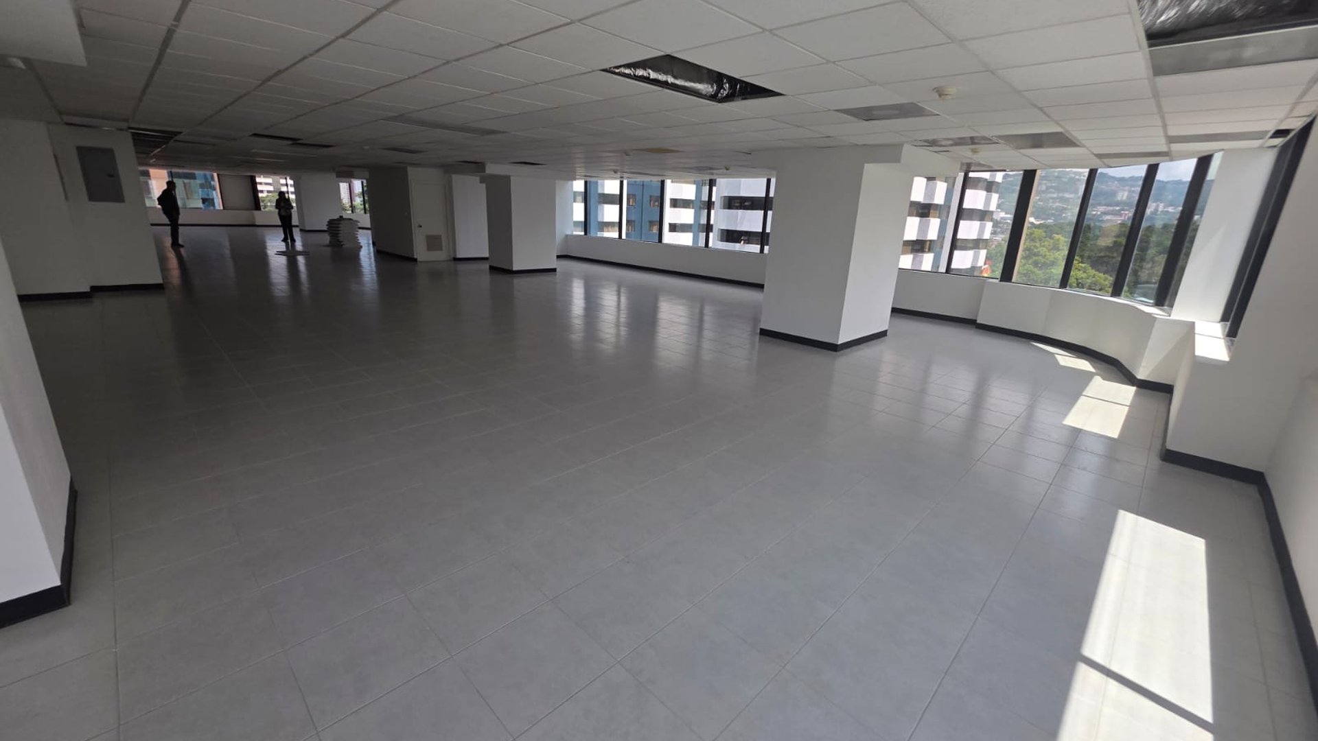 Oficina en renta - nivel medio - 955M2 en zona 14 Ref-5286 - Miniatura 7