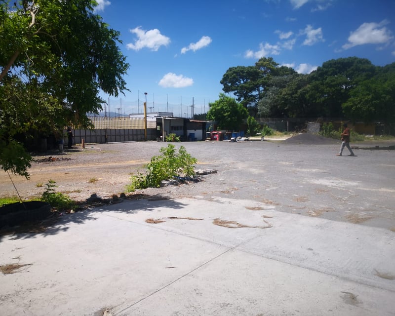 Se renta terreno 2 manzanas planas circuladas con portón amplio para transporte