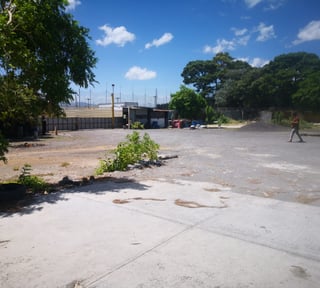 Se renta terreno 2 manzanas planas circuladas con portón amplio para transporte