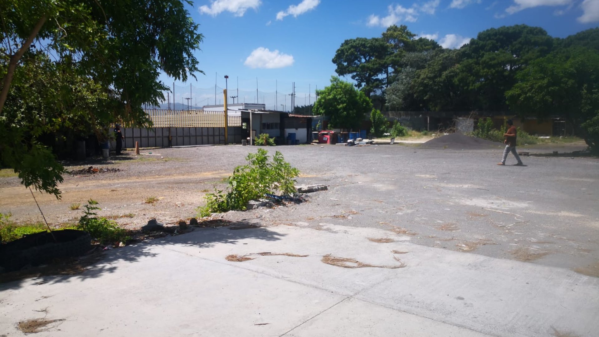 Se renta terreno 2 manzanas planas circuladas con portón amplio para transporte