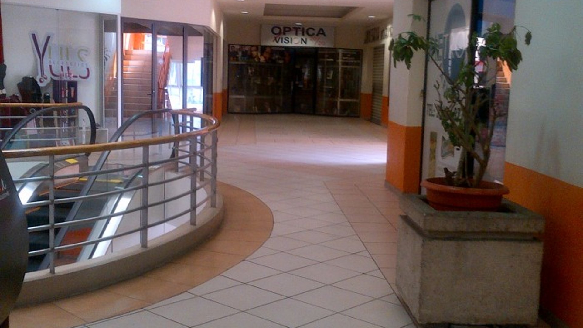 Local en renta en área de Food Court en zona 4