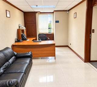 Oficina en Venta de 168 m² – Totalmente Equipada Zona 10