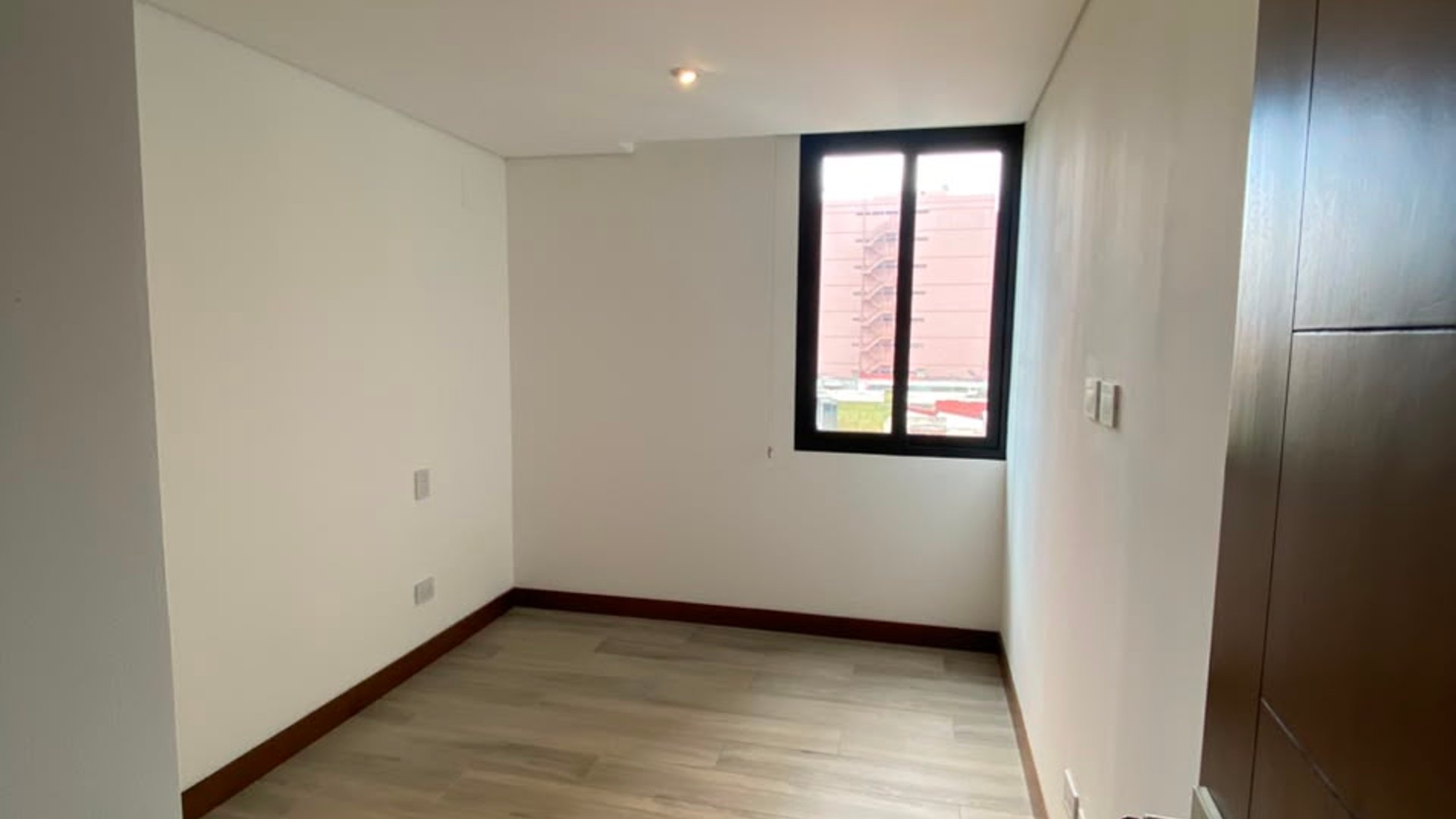 ???? APARTAMENTO EN RENTA – 2 HAB + BALCÓN | RESERVA DIEZ | ZONA 10 - Miniatura 8
