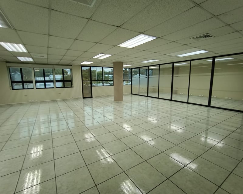 Oficina en renta en zona 9 edificio Heralso