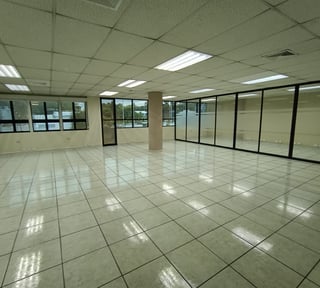 Oficina en renta en zona 9 edificio Heralso