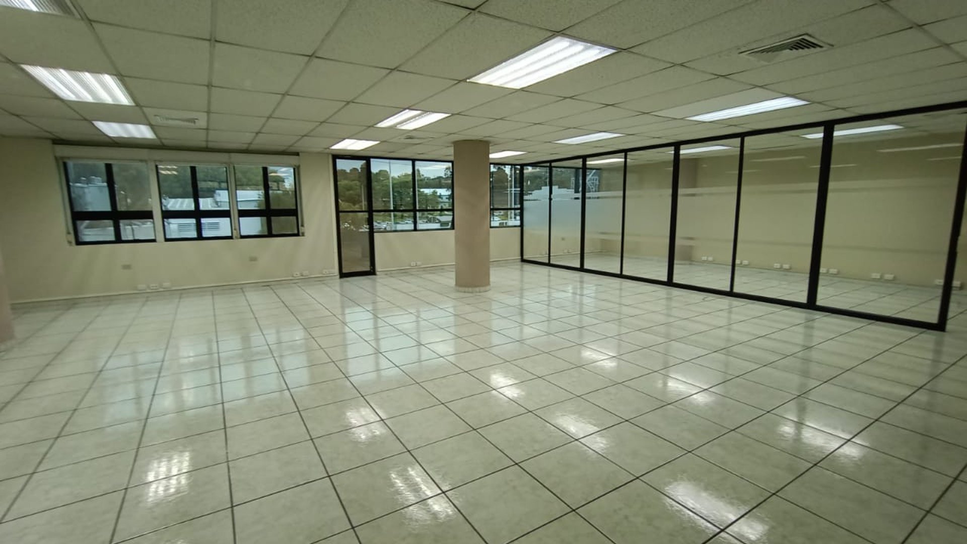 Oficina en renta en zona 9 edificio Heralso