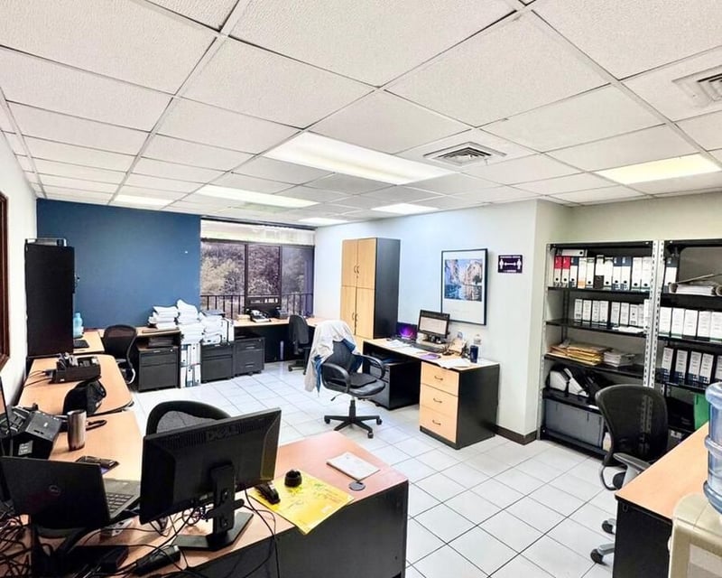 VENDO OFICINAS – ZONA 11