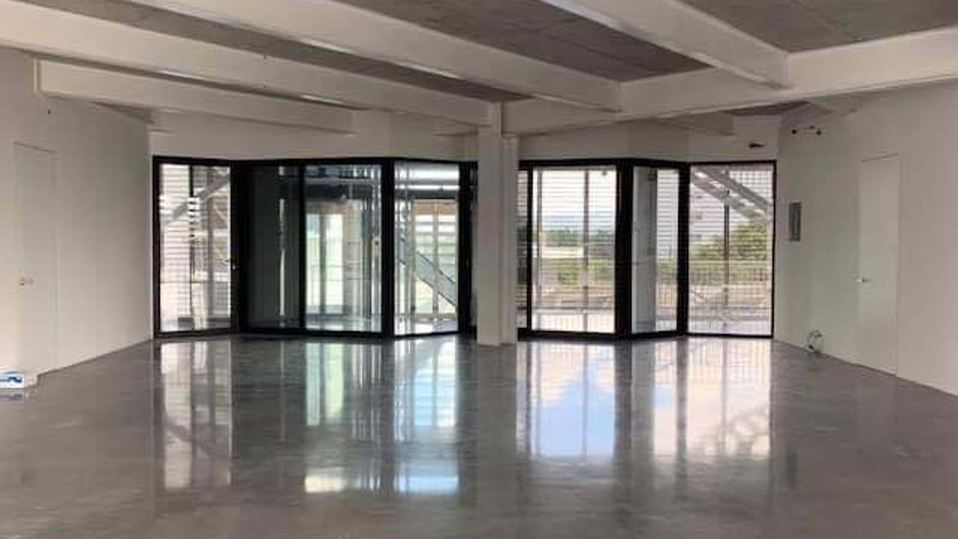 Vendo oficina de 188mt2 en Zona 4. $369,000 - Miniatura 2