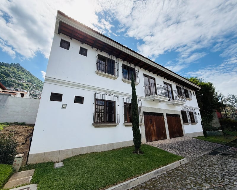 VENTA DE HERMOSA CASA CON ACABADOS DE LUJO - BELLA VISTA, ANTIGUA