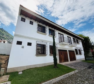 VENTA DE HERMOSA CASA CON ACABADOS DE LUJO - BELLA VISTA, ANTIGUA