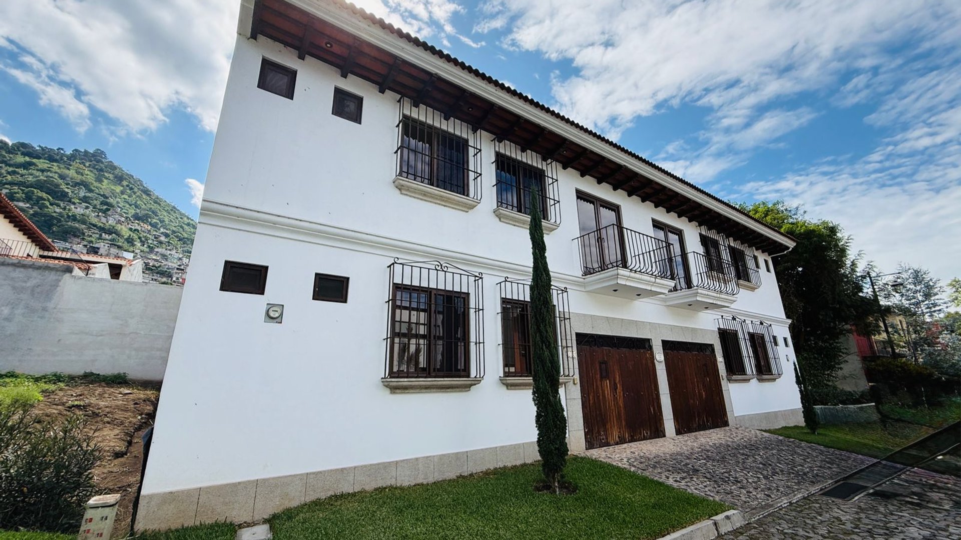VENTA DE HERMOSA CASA CON ACABADOS DE LUJO - BELLA VISTA, ANTIGUA