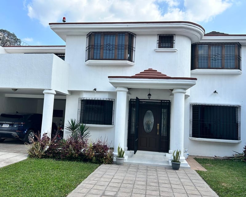 Casa en renta en zona 16 cercano a Cayala 4 habitaciones Ref-6064
