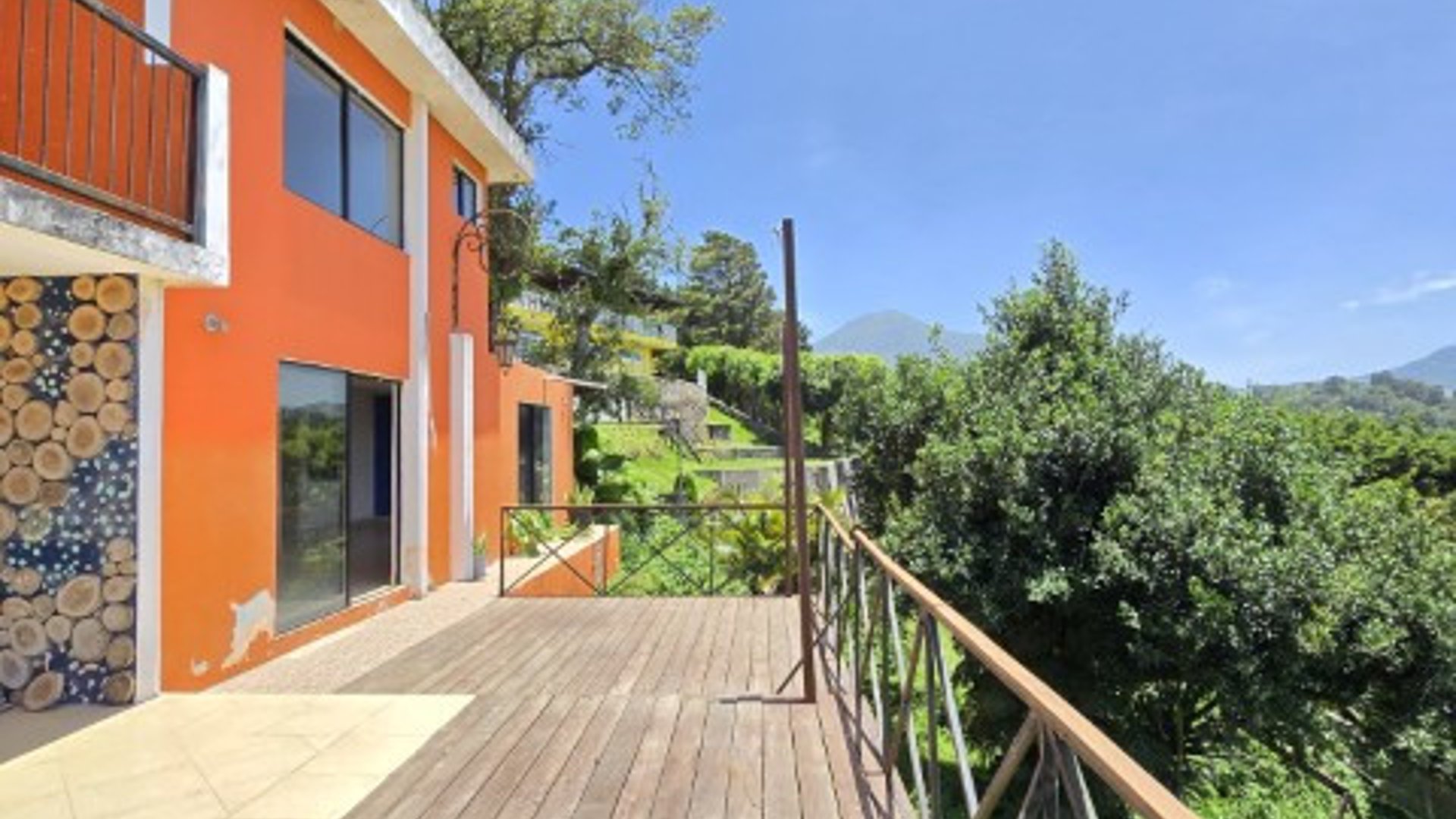 Casa en Venta con Vista Panorámica al Lago de Amatitlán