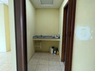 Alquilo Oficina con excelente ubicación en zona 10 - Image 2