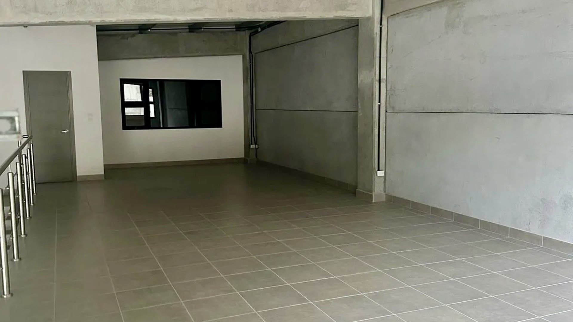 Calzada la paz / Bodega en renta zona 17 - Miniatura 3