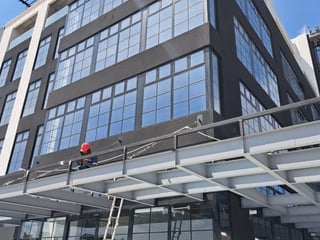 Oficinas en venta y renta en Centro Comercial en CAES - Image 1