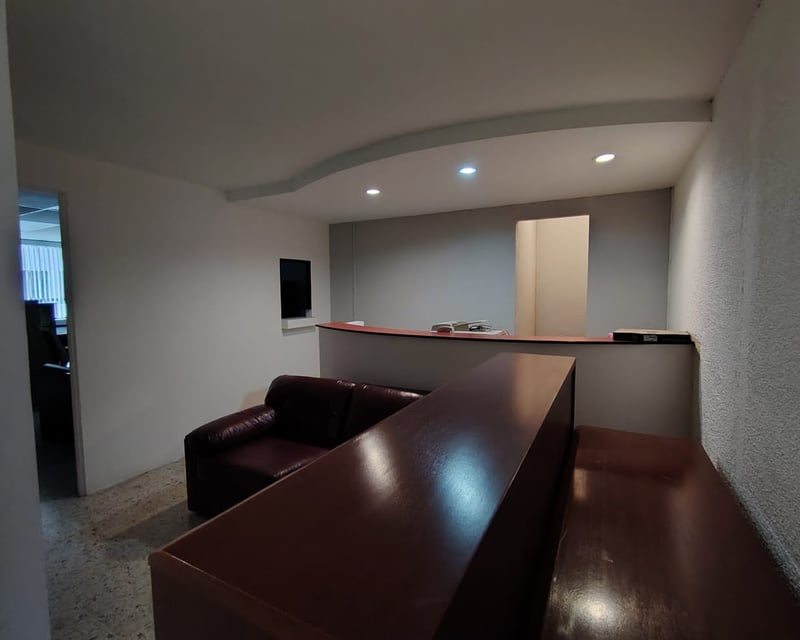 Oficina en Renta en zona 10 con 4 ambientes Ref-5106