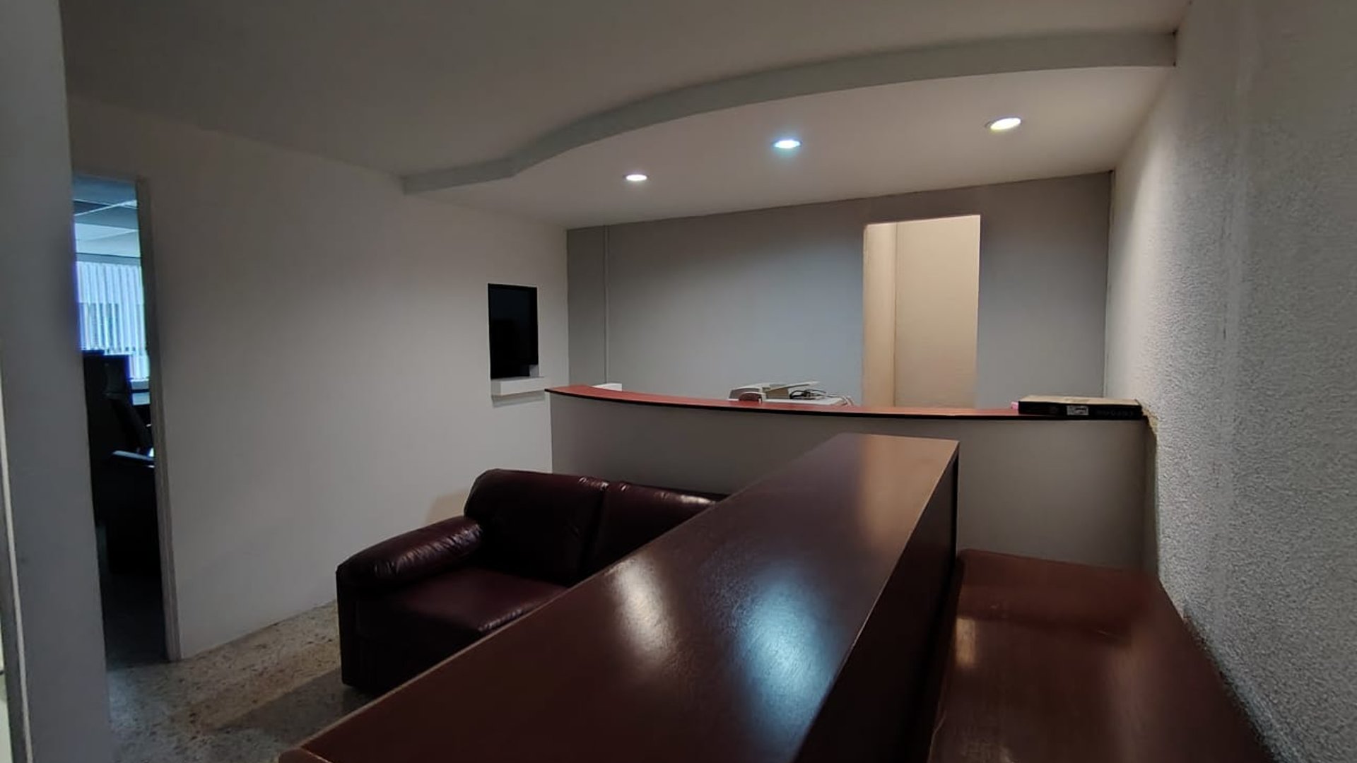 Oficina en Renta en zona 10 con 4 ambientes Ref-5106
