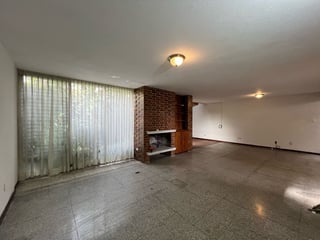 Casa amplia en renta para vivienda u oficina en Oakland zona 10  - 2
