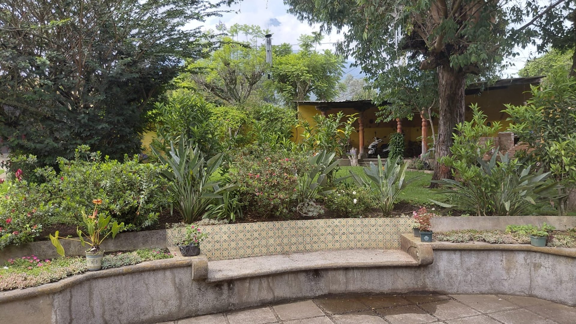 AMPLIA Y ACOGEDORA CASA EN VENTA CON BELLO JARDÍN - Miniatura 3