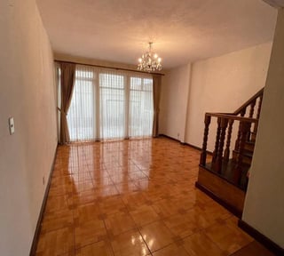 Amplia casa en venta y renta Prados de Monte Maria Zona 12