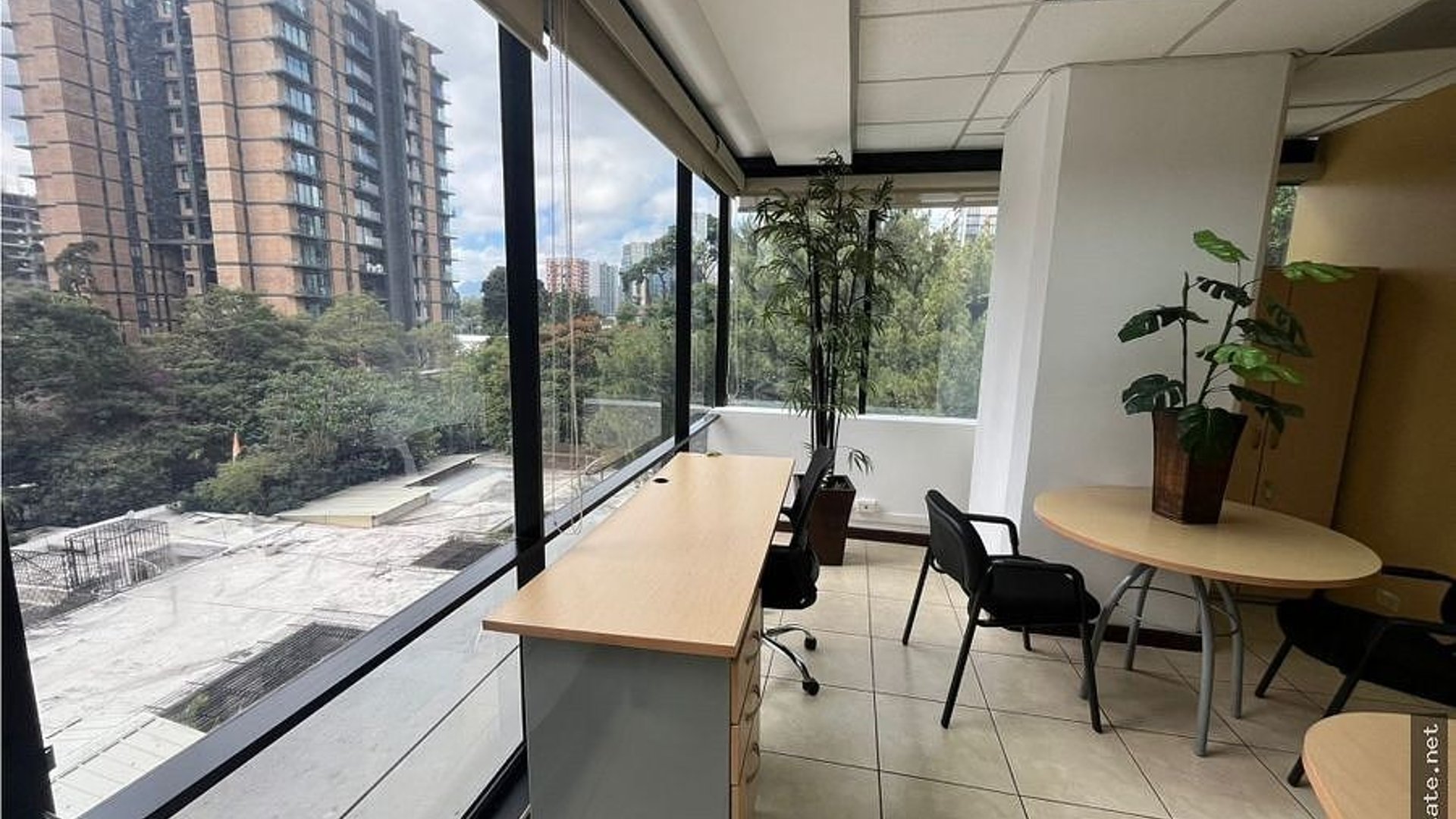 OFICINA AMUEBLADA EN ALQUILER – DESIGN CENTER, ZONA 10 | - Miniatura 3