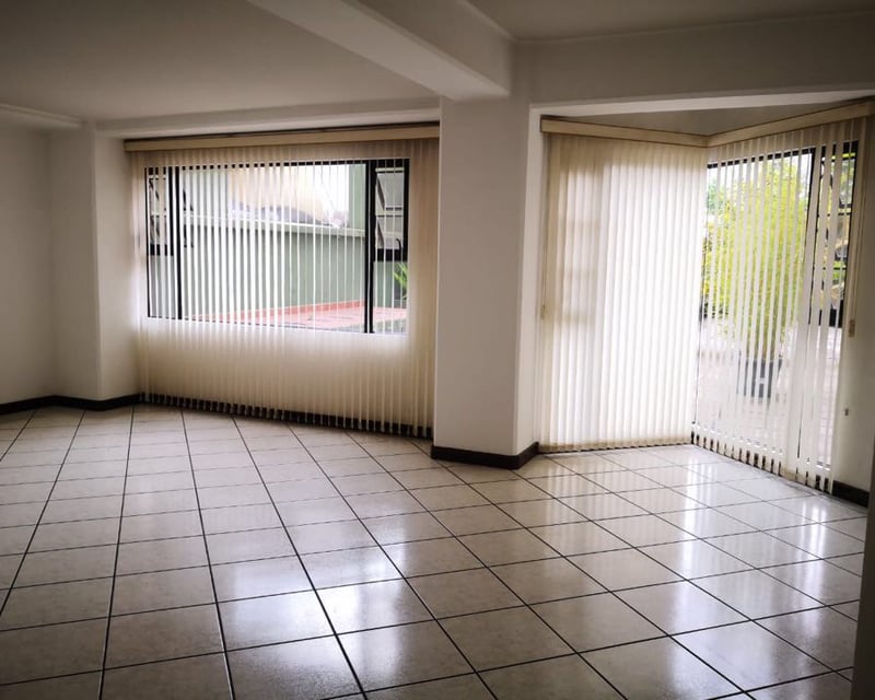 Alquilo amplio apartamento en Primer Nivel en  Zona 15  VH1