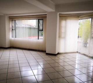 Alquilo amplio apartamento en Primer Nivel en  Zona 15  VH1