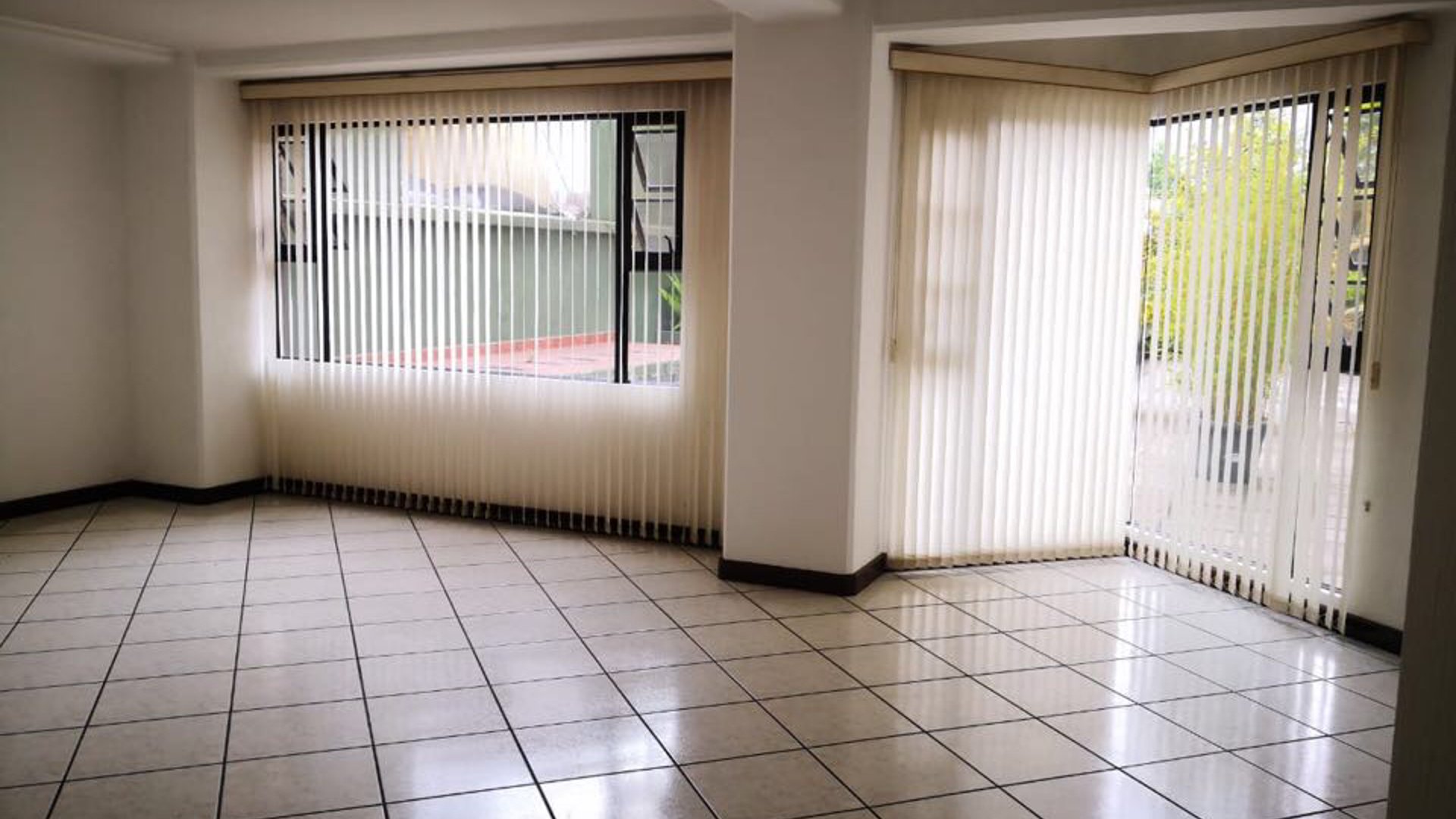 Alquilo amplio apartamento en Primer Nivel en  Zona 15  VH1 - Image 1