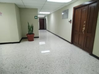 Oficina en renta en Centro Empresarial zona 10 - Image 1