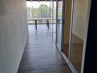 Alquilo / vendo amplia oficina Edificio Desing Center zona 10 - Image 2