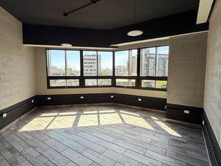 📍 OFICINA EN RENTA – EDIFICIO SÉPTIMO | ZONA 4 - 2