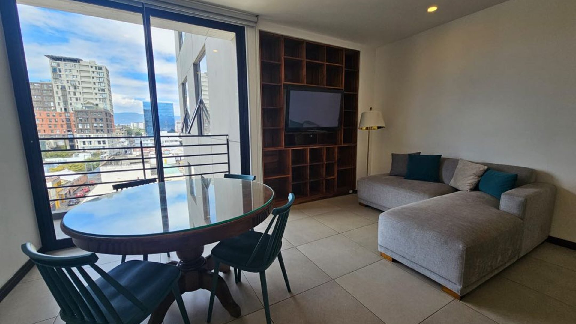 Alquiler Apartamento Semiamueblado 3 Dormitorios Zona 10 (B)