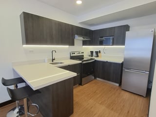 Apartamento- estudio amueblado en alquiler en Zona 10 - Image 1