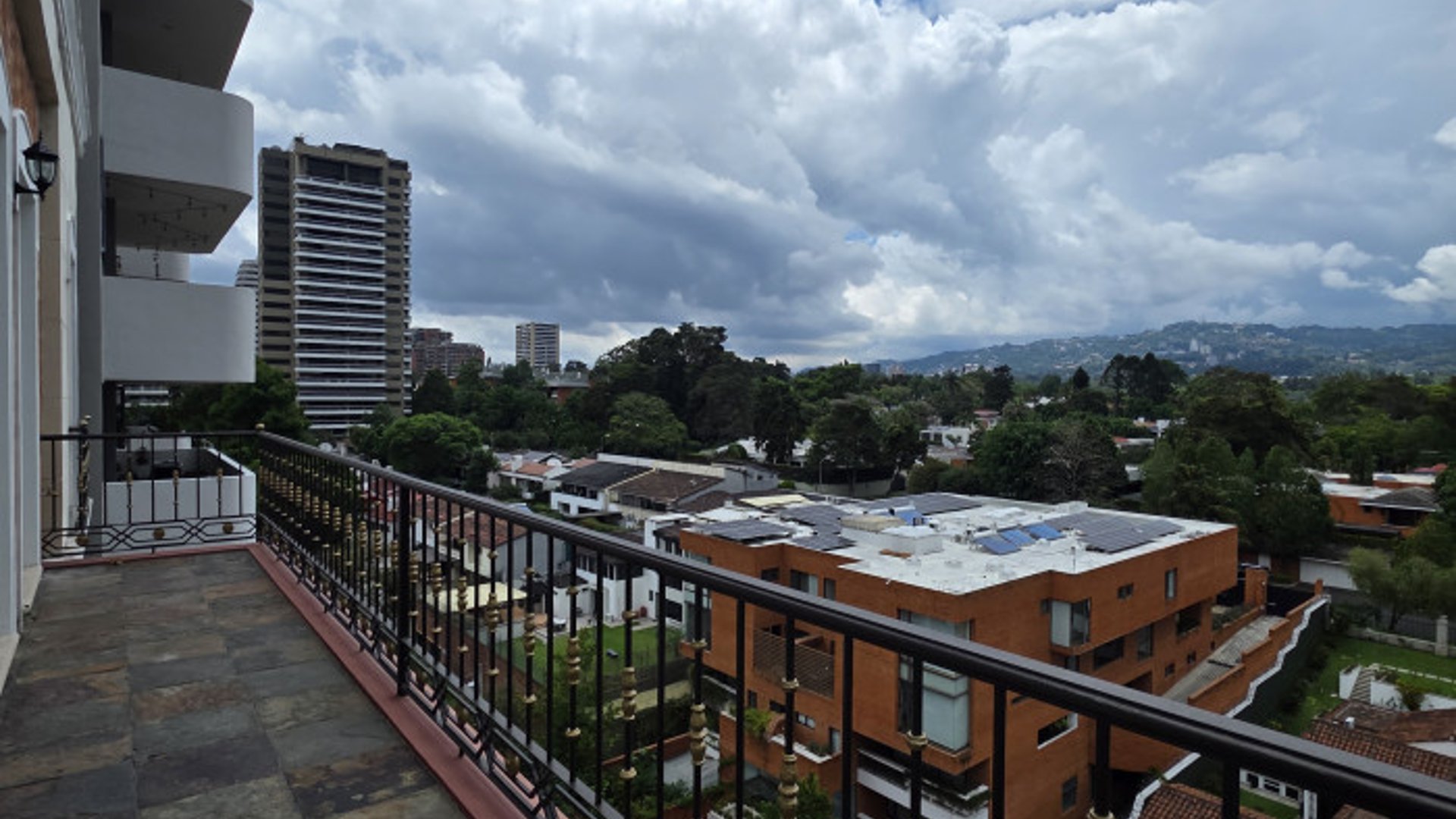 Lujoso Apartamento en Alquiler en Zona 14 Guatemala - Miniatura 2