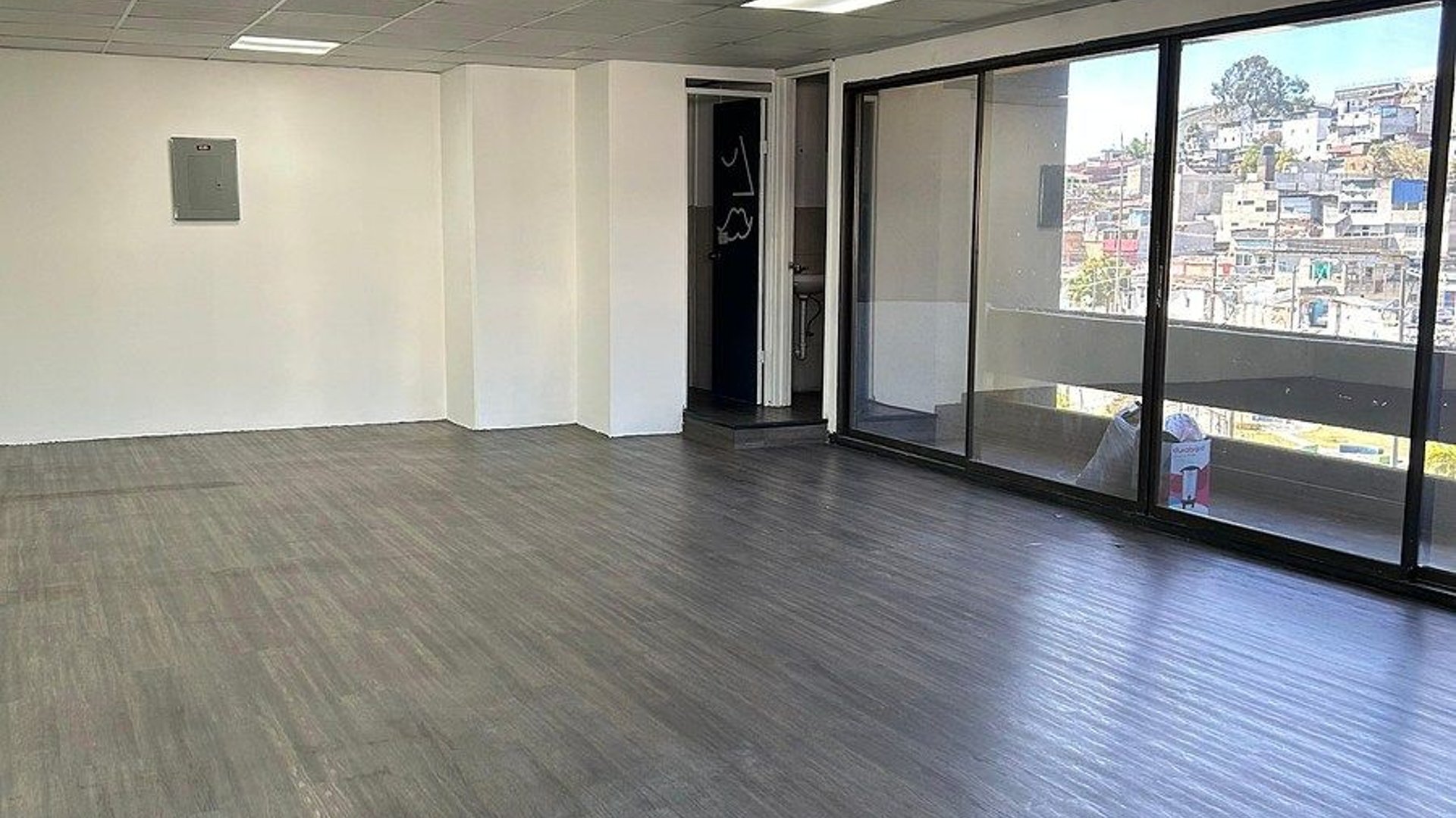 Oficina en zona 4, renta - Miniatura 3
