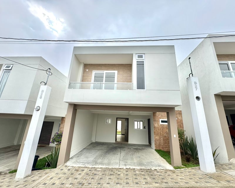 CASA NUEVA EN BOSQUES DE SANTA ELENA | Km.25 CAES de 3 Habitaciones