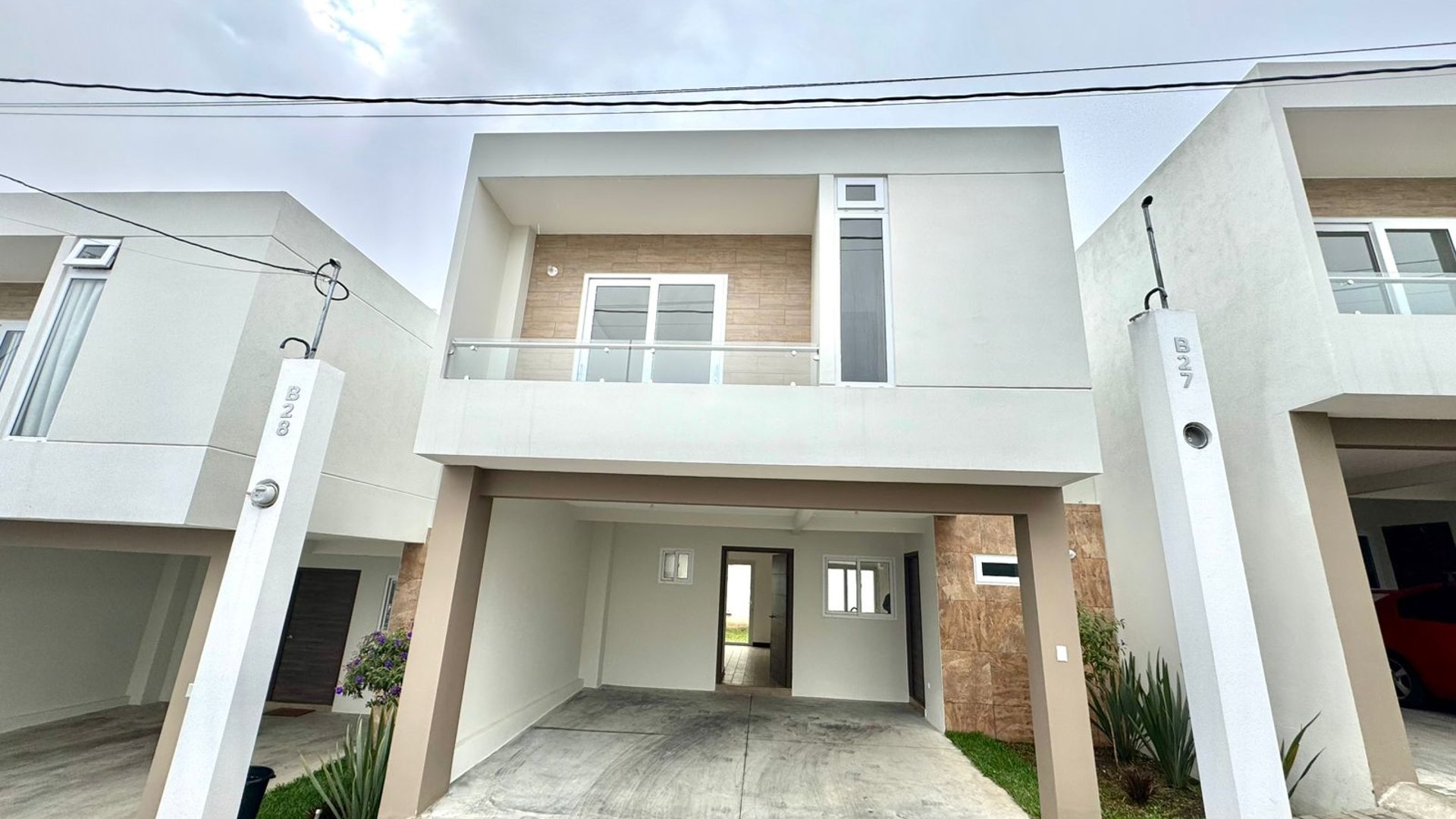 CASA NUEVA EN BOSQUES DE SANTA ELENA | Km.25 CAES de 3 Habitaciones