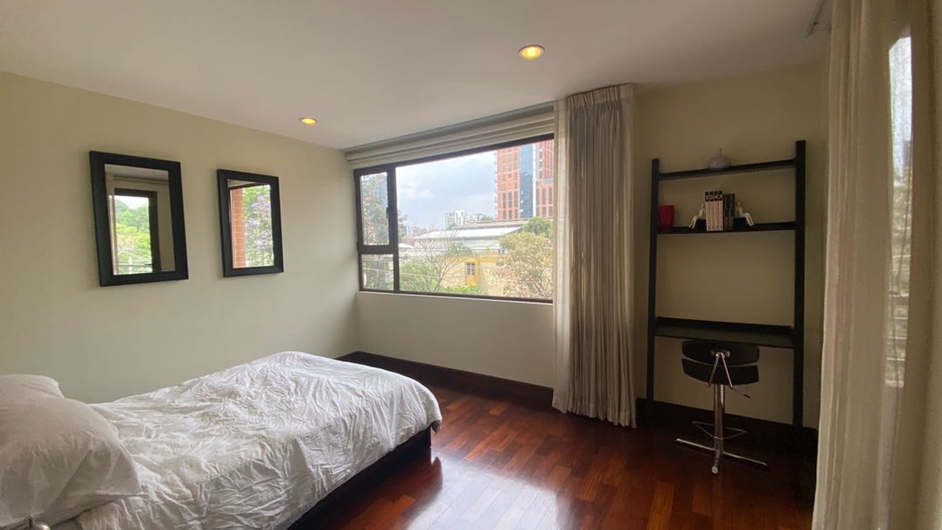 Apartamento amueblado de 2 hab en alquiler Santa María zona 10 - Miniatura 12