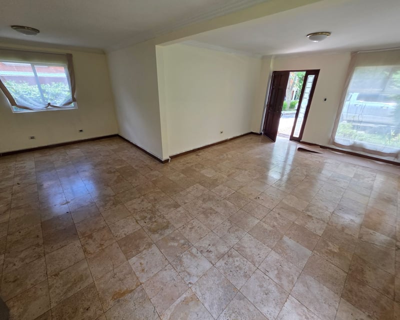 Renta de casa de 4 habitaciones en Santiago de Compostela Ref-5780