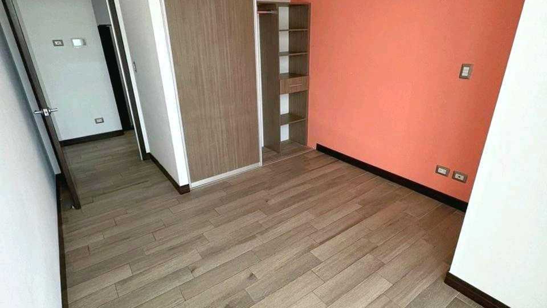 APARTAMENTO EN ALQUILER???? Edificio San Isidro 20/21, Zona 16 - Miniatura 7